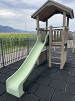Spielturm mit Rutschbahn und Schaukel