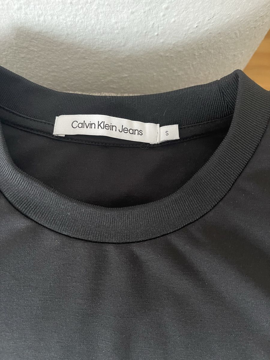 Calvin Klein T-shirt: Damen Pullover Calvin Klein Jeans schwarz Grösse S – Nuovo (secondo la descrizione) da Basel venduto da Mimolinatag 1