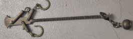 Antike Balkenwaage mit Haken und Gewicht