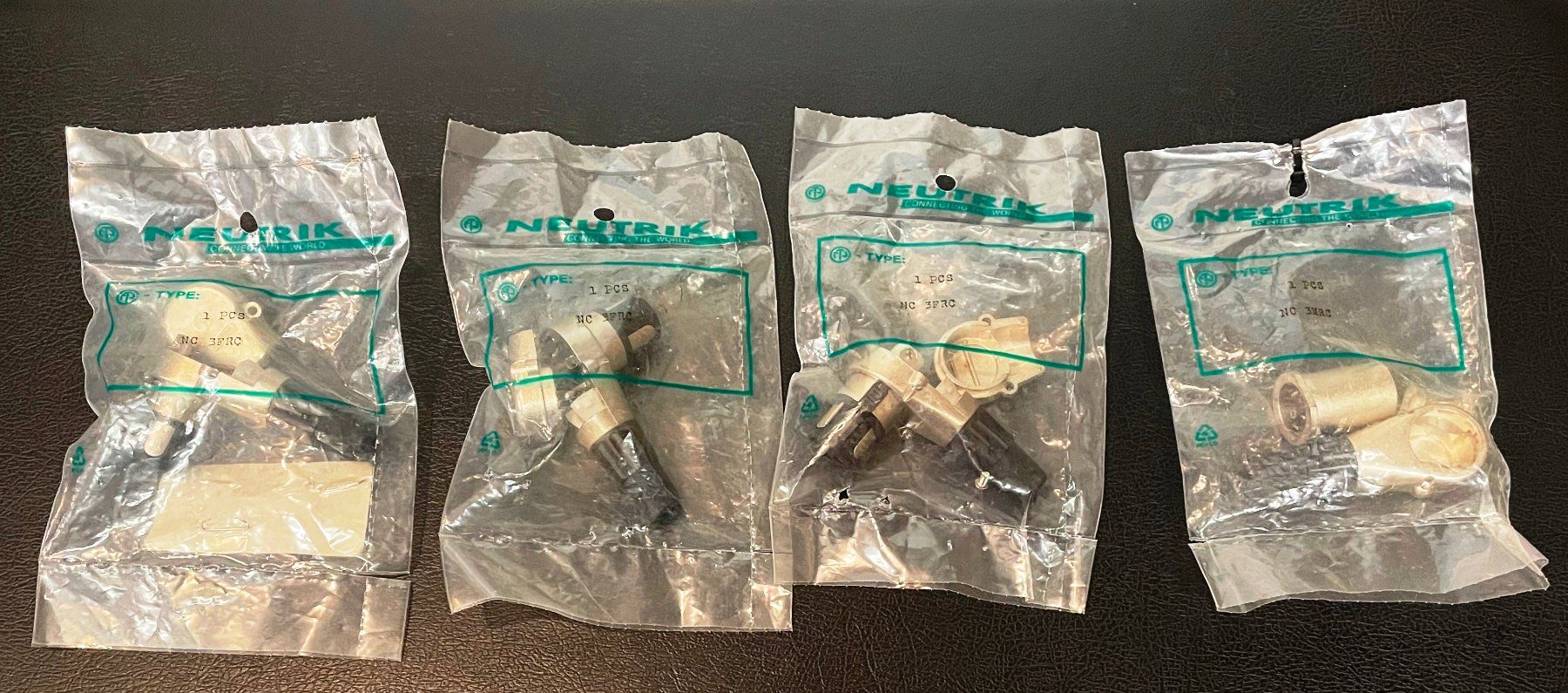 Neutrik Laufwerke & Adapter: 4X Neutrik 3 pol XLR Winkelstecker neu – Neu und originalverpackt aus Wetzikon ZH von Mtony