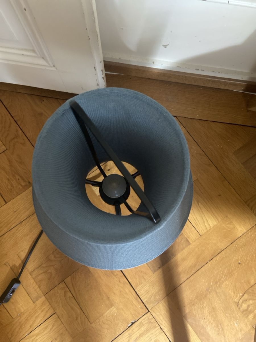 Lampade: Lampada da ambiante blu con treppiede, altezza 50 cm – Usato da Lausanne venduto da lau_8vk7 2