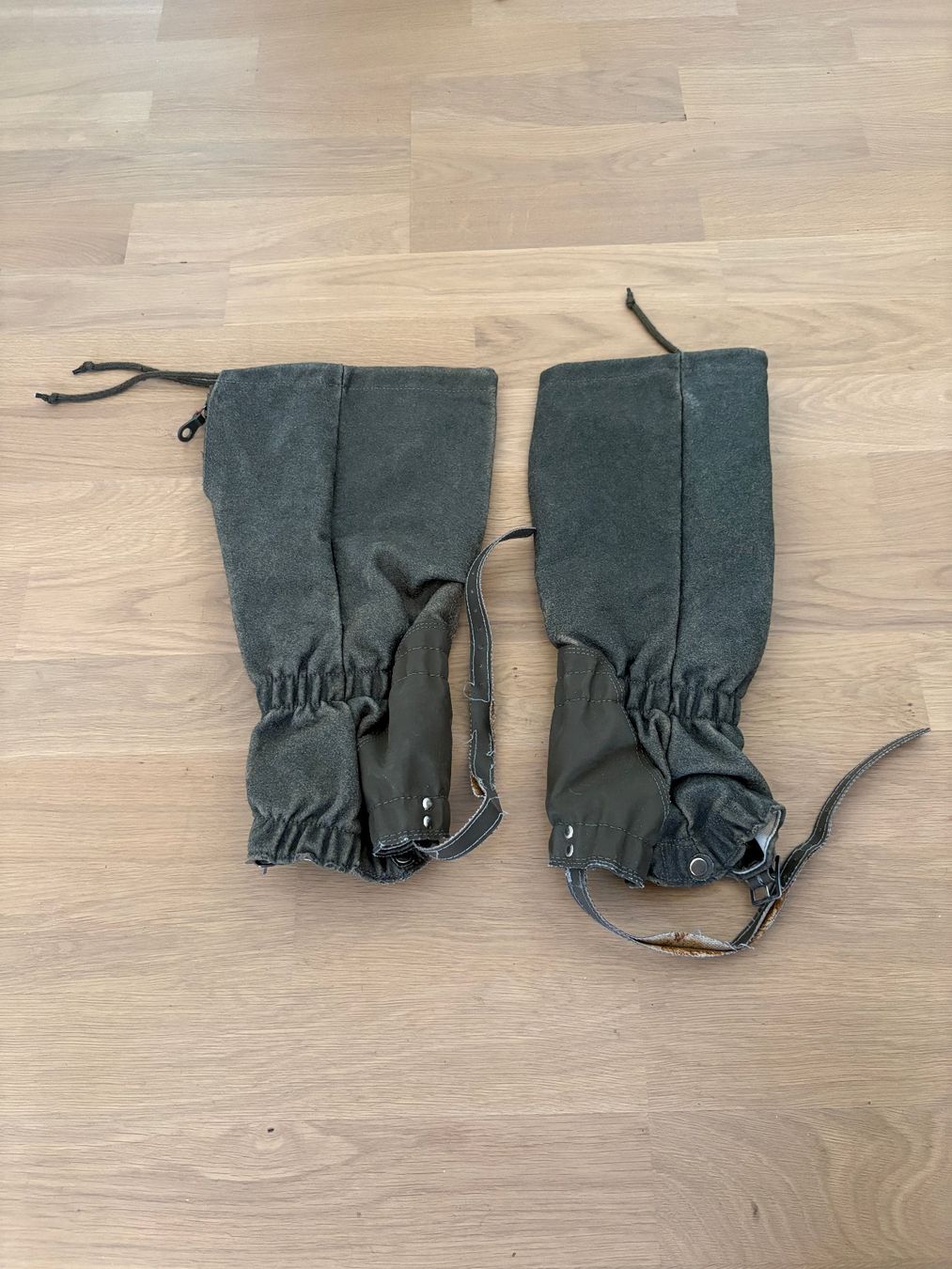 Schweizer Armee Stinchiere & Fasciature: Armee Gamaschen aus Tuch – Usato da Dornach venduto da Hofleur
