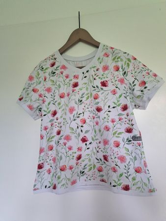 Sommerliches T-Shirt mit Blumenmuster, Grösse M
