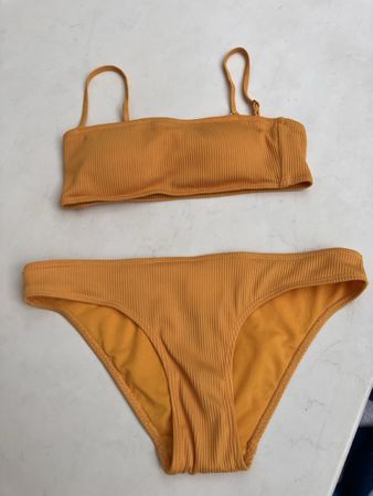 Sonnengelber Bikini 