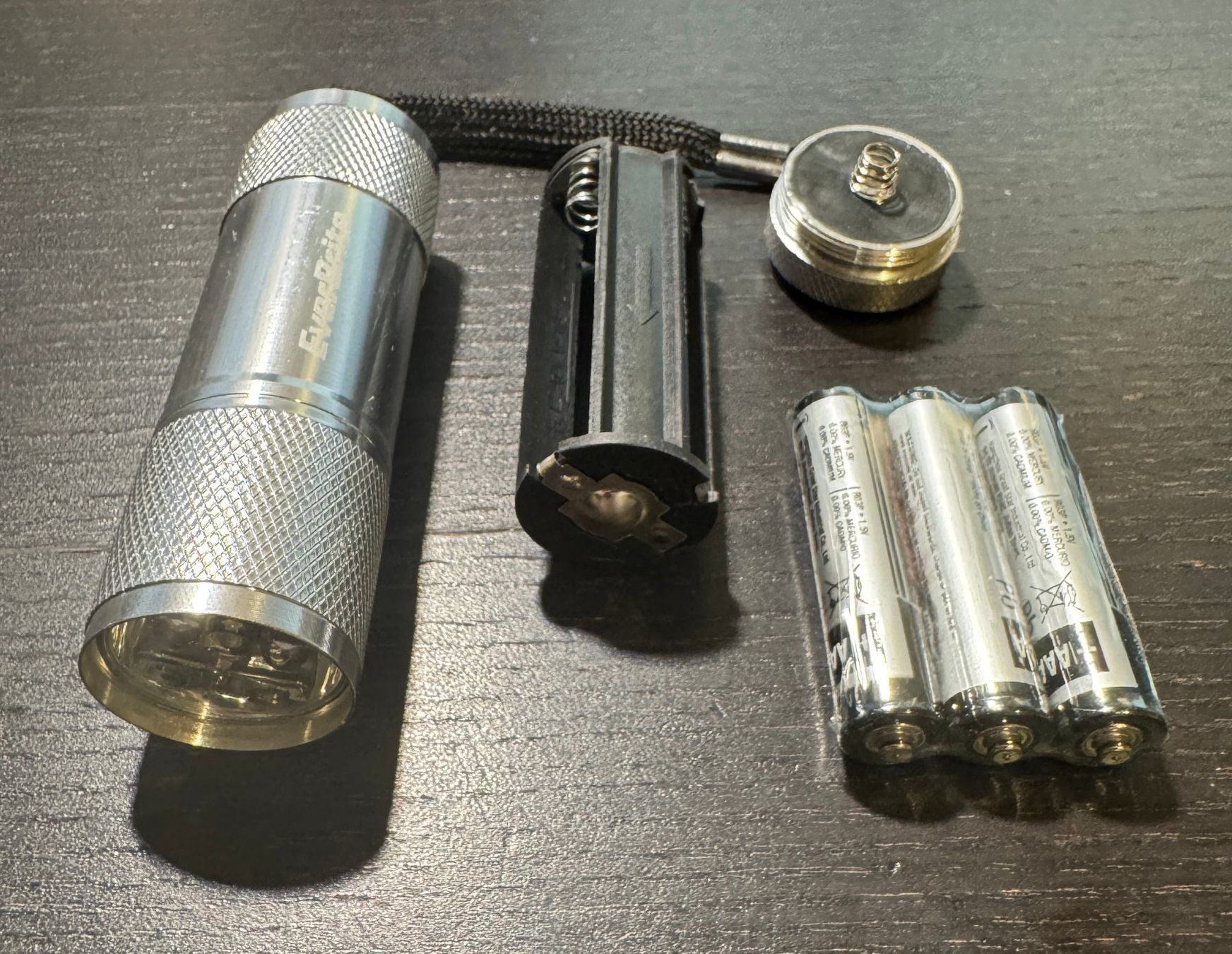 Lampen: silberne Taschenlampe EverBrite, Batterien inklusive, silver – Neu und originalverpackt aus Winterthur von YaV 1