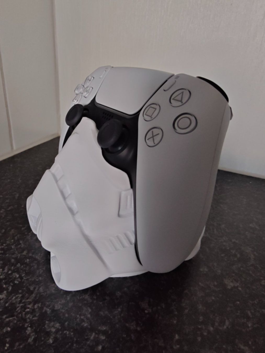 Controller: Playstation 5 Controller Ständer Stormtrooper - Nur Ständer! – Nuovo (secondo la descrizione) da Bassersdorf venduto da Suissedy 3