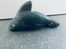 Delfin Figur aus Stein dunkelgrau 