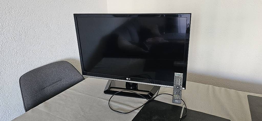 LG Televisori: TV LED LG - 32" et sa télécommande – Usato da Fribourg venduto da jua_9b9b