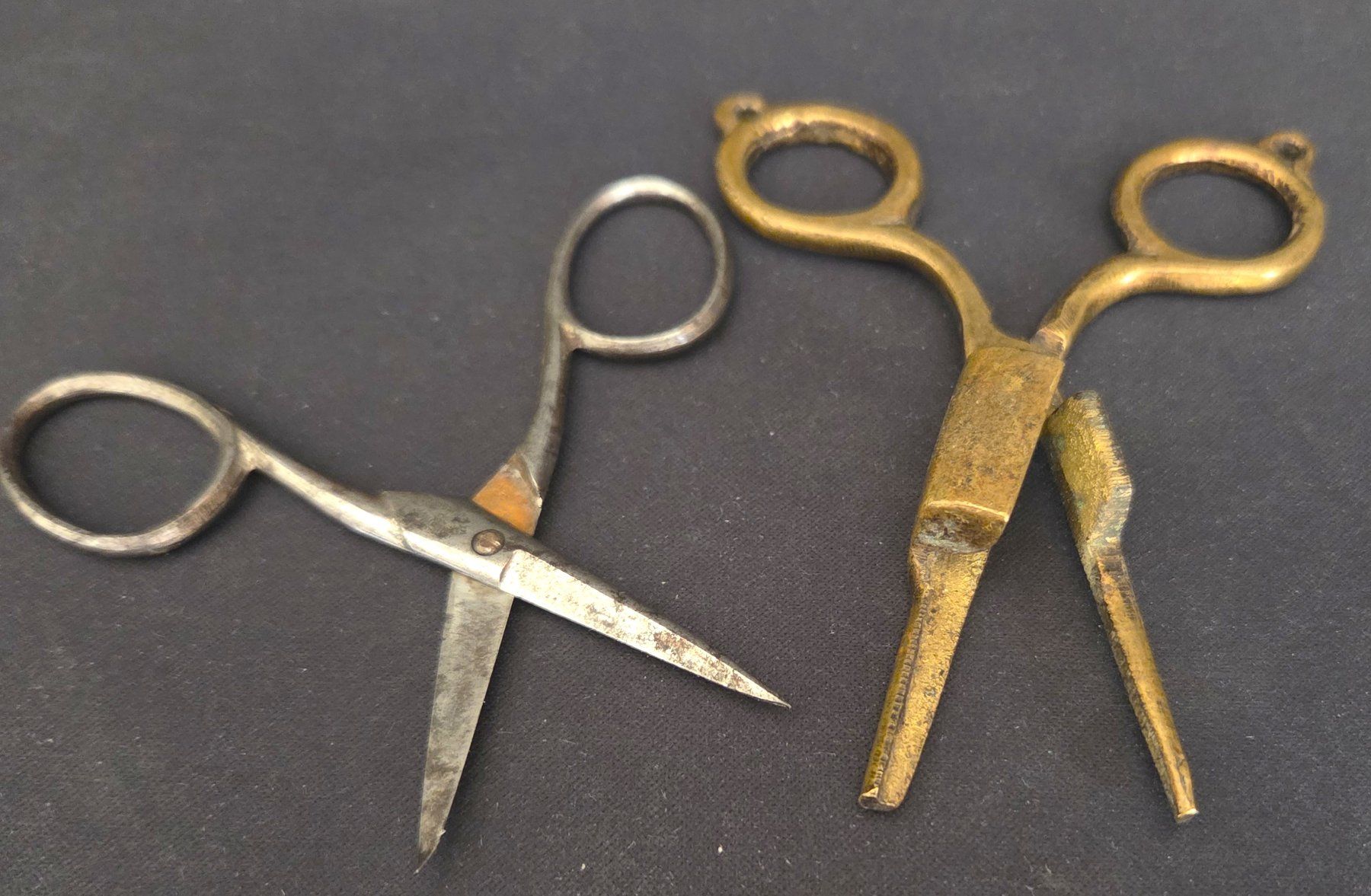 Alle Werkzeuge: 1x Kerzen-Schere 1x Schere klein   2x Ciseaux anciens – Gebraucht aus Tavannes von Cire 4
