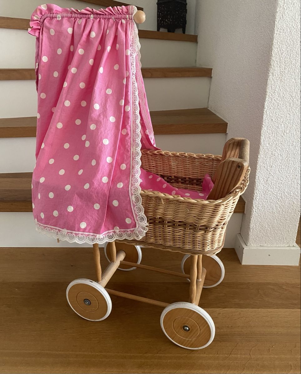Puppenwagen: Puppenstubenwagen aus Weide – Gebraucht aus Frenkendorf von Kompasskind