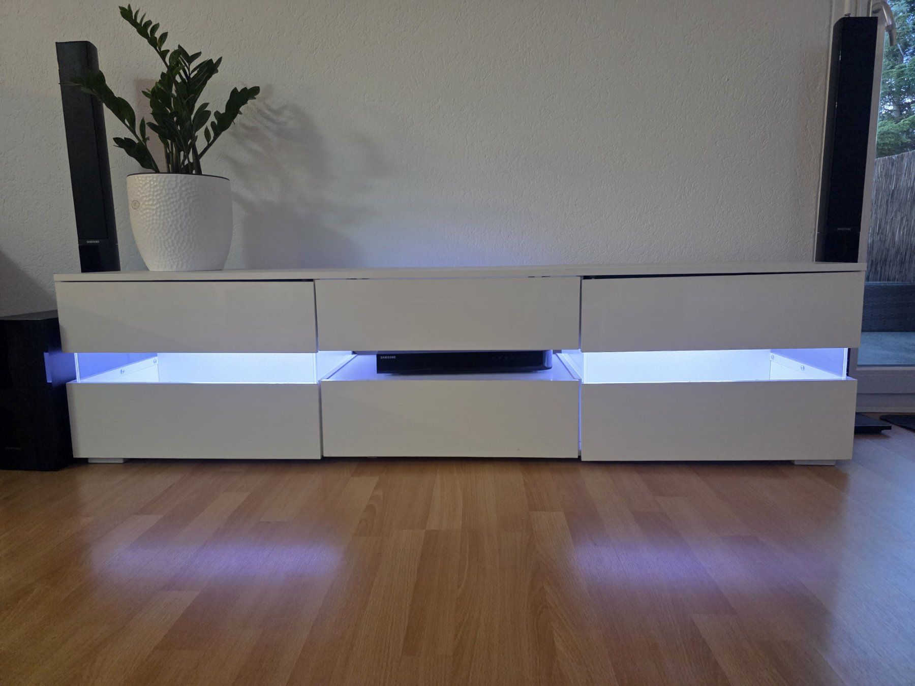 Mobili TV: TV Möbel mit LED Beleuchtung – Usato da Beinwil am See venduto da amanda12345