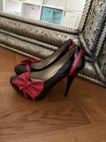 schwarze High hells Lack, mit roter Schlaufe Grösse 39