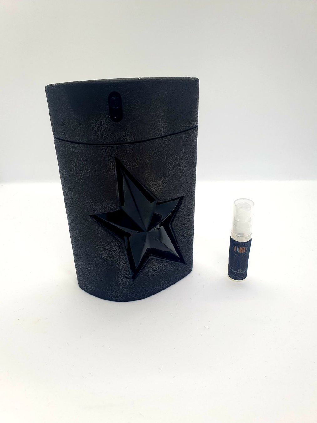 Mugler Profumi & Eau de Toilette: 2 ml MUGLER PURE LEATHER ABFÜLLUNG – Nuovo (secondo la descrizione) da St. Gallen venduto da CaliSunshine