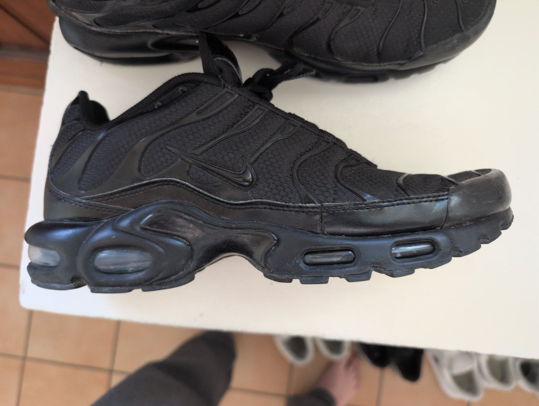 Nike Scarpe da uomo: Nike Air Max Plus "Triple Black" (EU44.5) – Usato da Montreux venduto da kambio 4