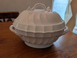 Ovale Terrine, weiss, mit Rosenknospen-Dekor  ca. 33cm