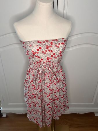 Bandeaukleid mit Kirsche