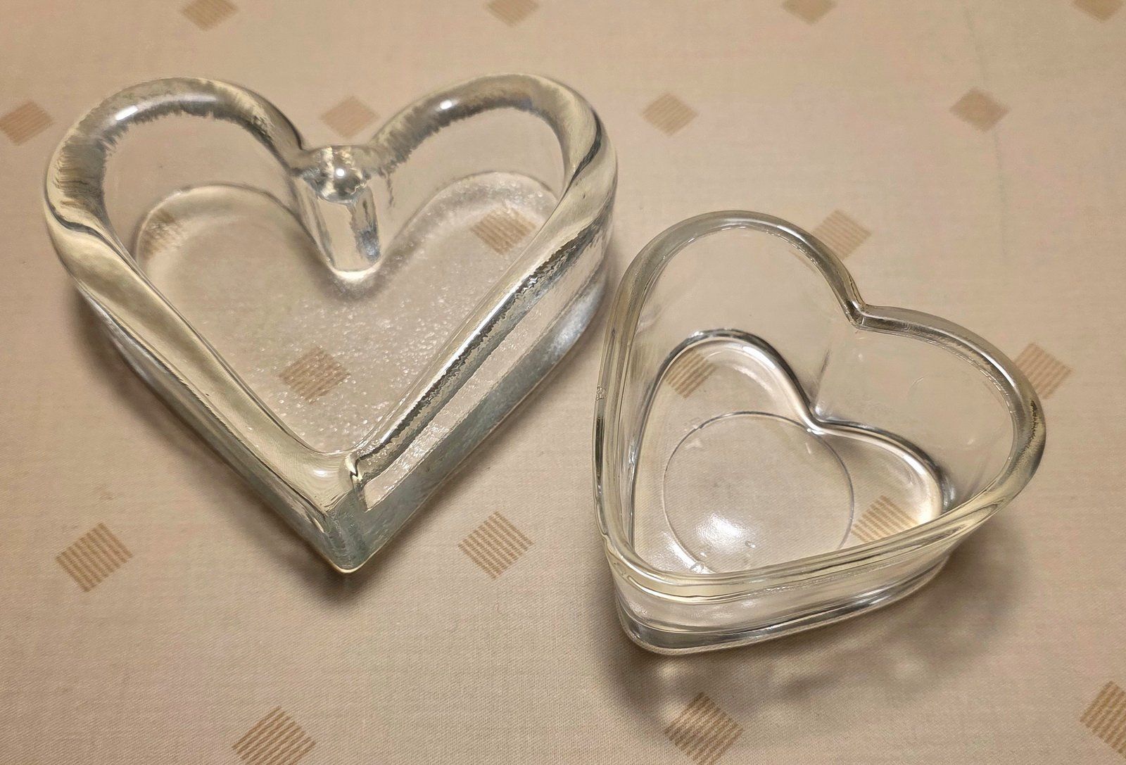 Tutte le decorazioni: 2 Gefässe in Herzform aus Glas – Nuovo (secondo la descrizione) da Schwerzenbach venduto da vimo-18