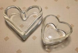 2 Gefässe in Herzform aus Glas