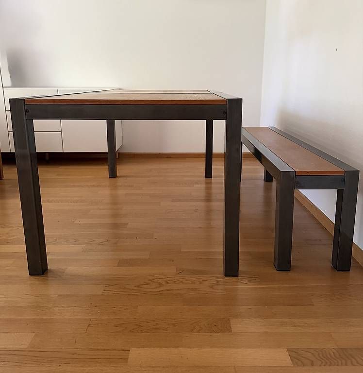 Set di tavolo e panche: Schöner Holztisch mit passender Sitzbank – Usato da Riehen venduto da pau_vl6b