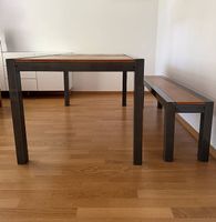 Schöner Holztisch mit passender Sitzbank
