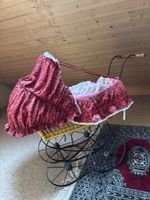 Nostalgischer Puppenwagen / Kinderwagen mit Puppe