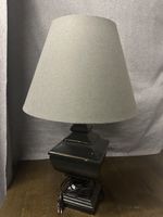 Tischlampe in schwarz mit grauem Stoffschirm
