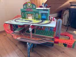 Playtive Holzeisenbahn Bahnhof mit Kran gebrauchter Zustand
