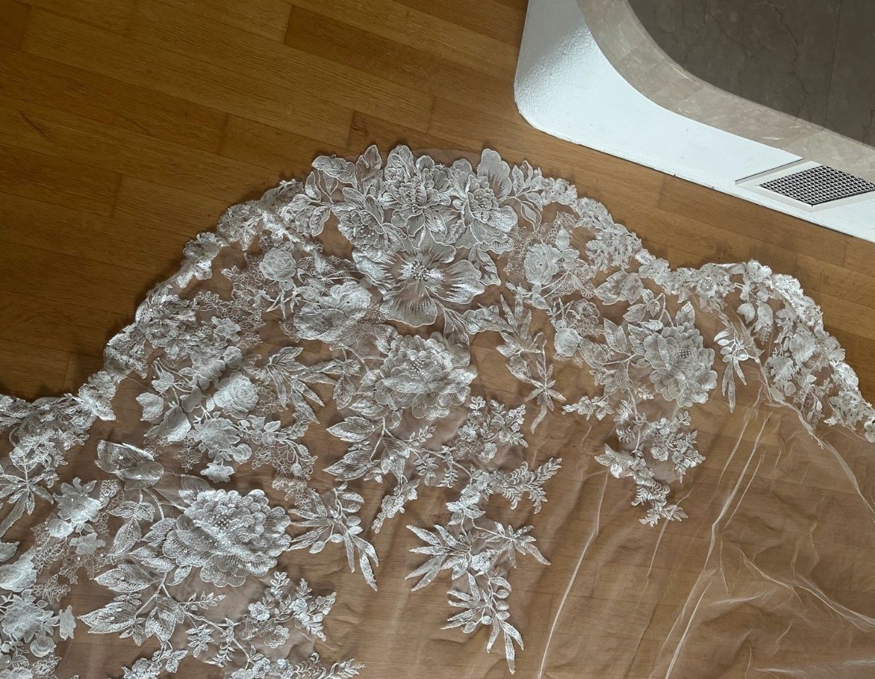 Accessoires pour cheveux: Brautschleier, Spitze, Schleppe - Wunderschön! – D'occasion à Hölstein par cas_d8xt 4