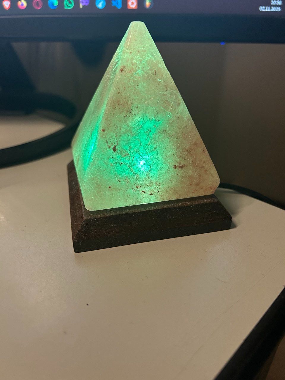 Lampade: Lampada Piramide Multicolore USB – Usato da Giubiasco venduto da LorisVale 1