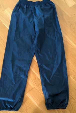 Sehr leichte, dunkelblaue Regenhose, Gr. 140
