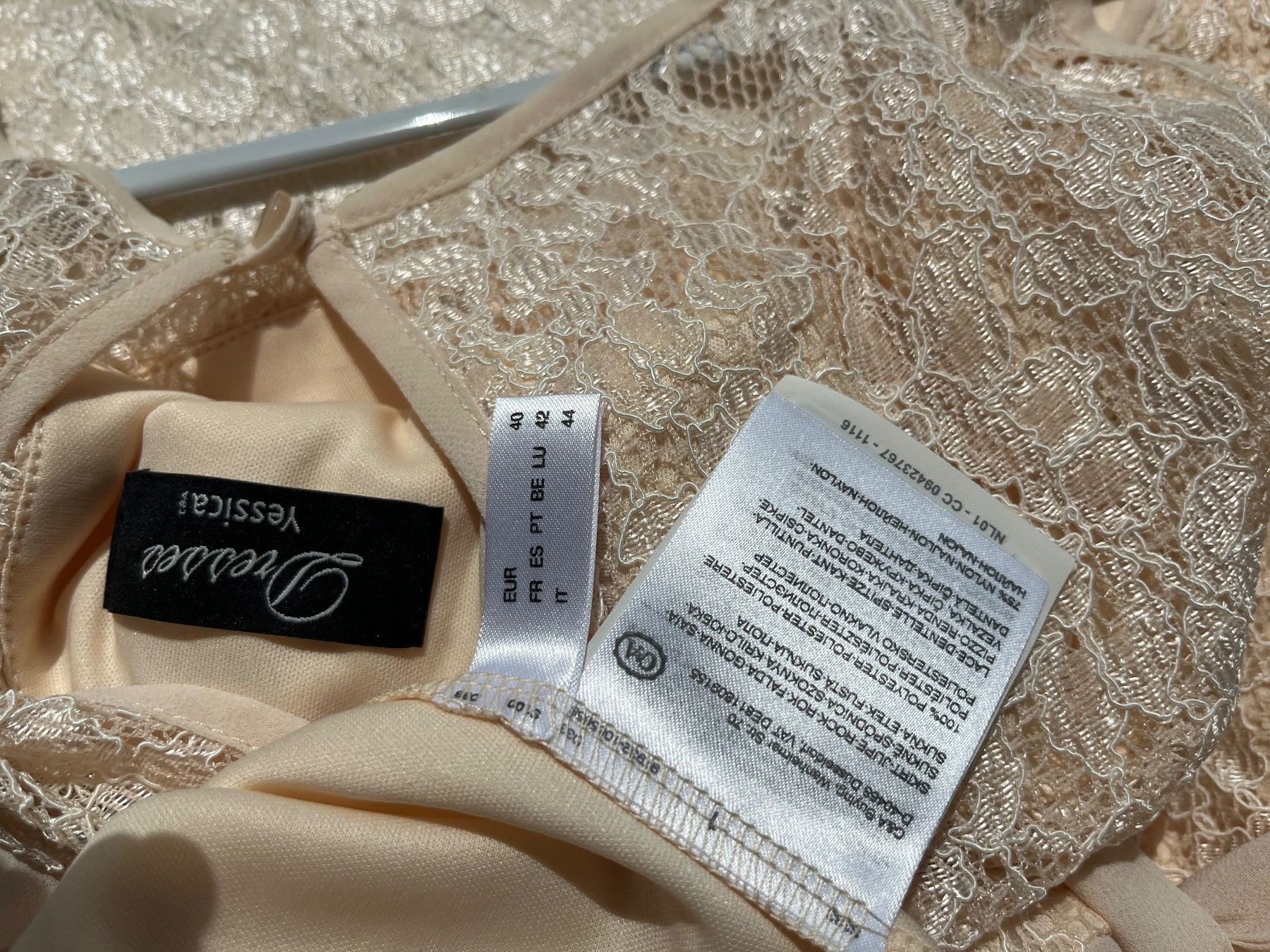 Vestiti: Schönes, neues Kleid mit Spitzen, Nude – Nuovo e nell'imballaggio originale da Oetwil an der limmat venduto da Sual 4