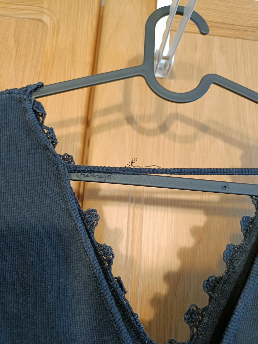 Top: Schwarzer Body mit Spitze | V-Ausschnitt Grösse M – Usato da Zürich venduto da Atelier.Second 5