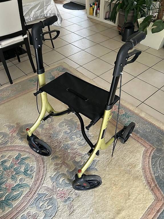 Ausili per la deambulazione: Rollator Déambulateur Uniprodo – Nuovo (secondo la descrizione) da Préverenges venduto da san_2wc2