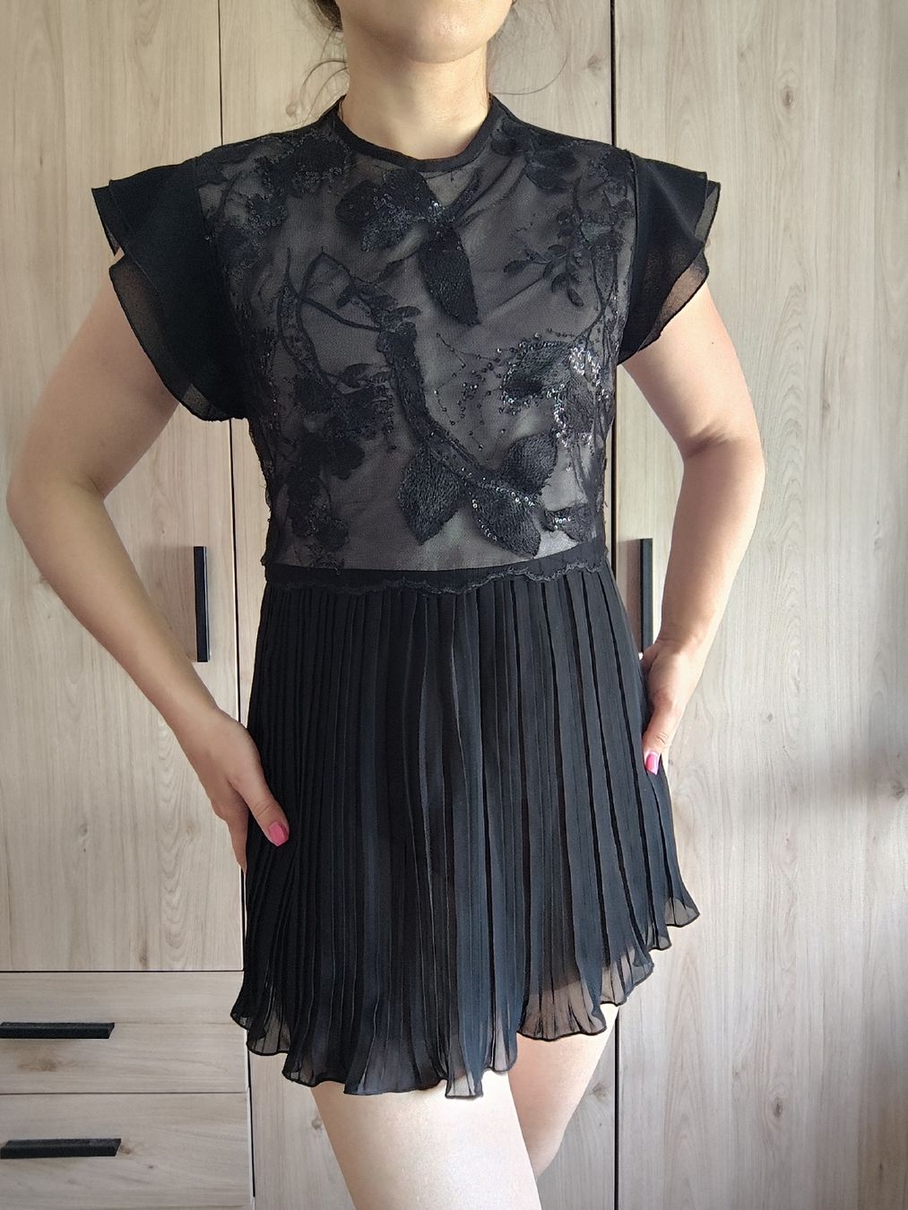 Tops: Black Lace Pleated Top with Sequins Size S – D'occasion à Mägenwil par VintageGirly
