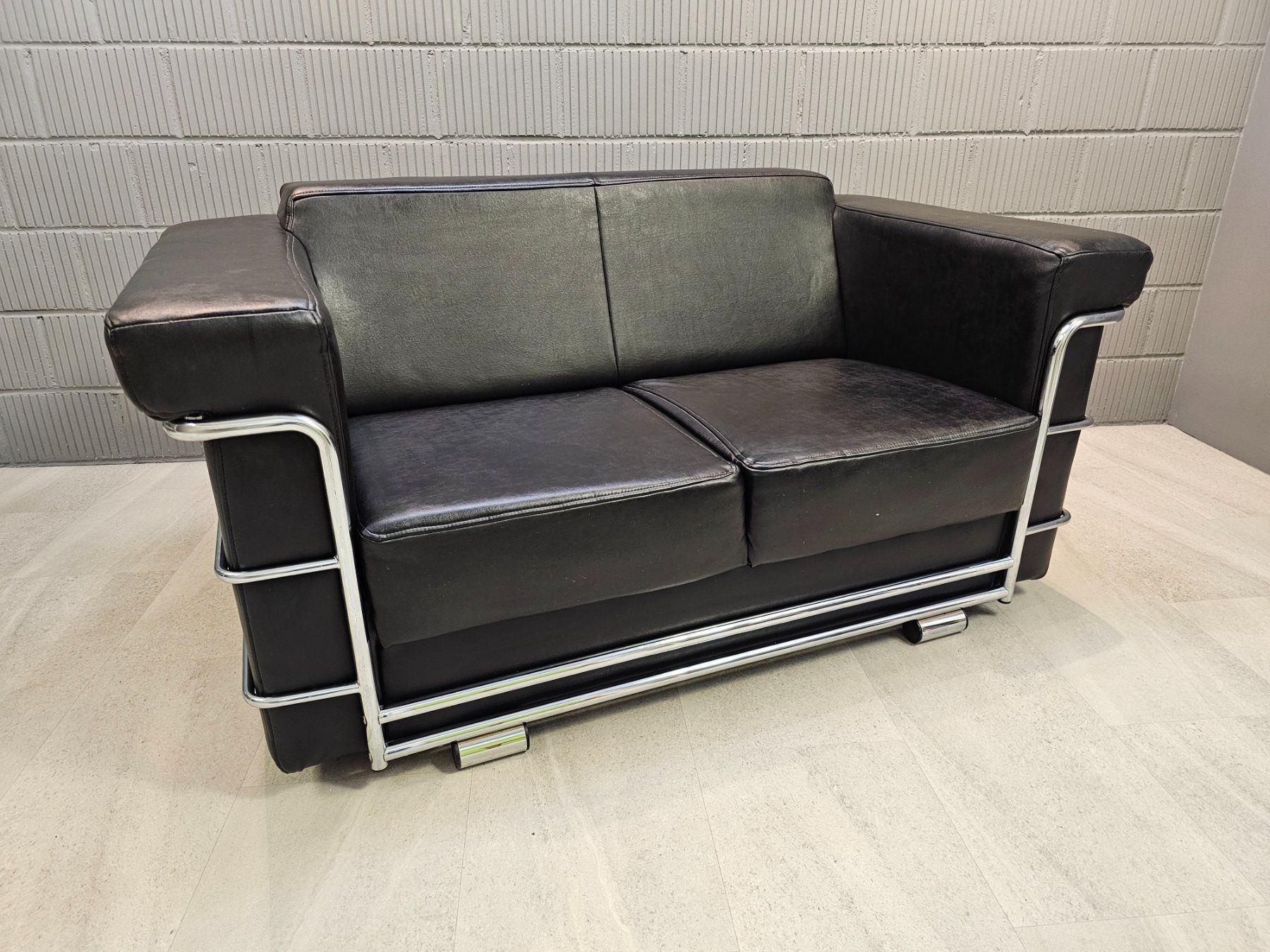 Sofas: Le Corbusier Replika Sofa Bauhaus Couch Schwarz Chrom – Gebraucht aus Nottwil von  2
