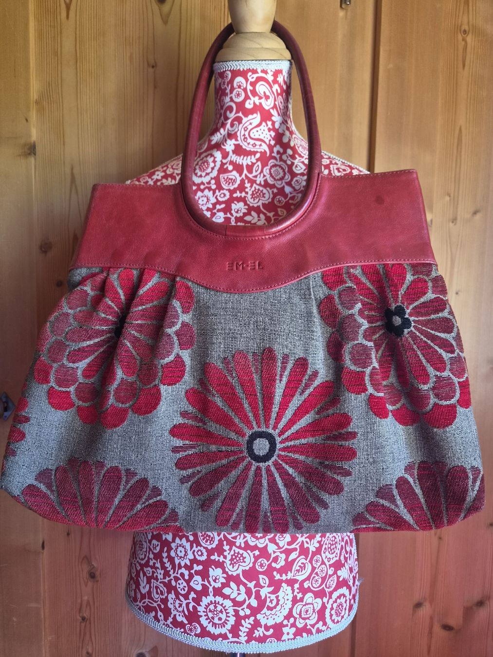 Borse da donna: Schöne EM-EL Schultertasche Leder Rot Blumenmuster  – Usato da Wattwil venduto da tannenmeise73