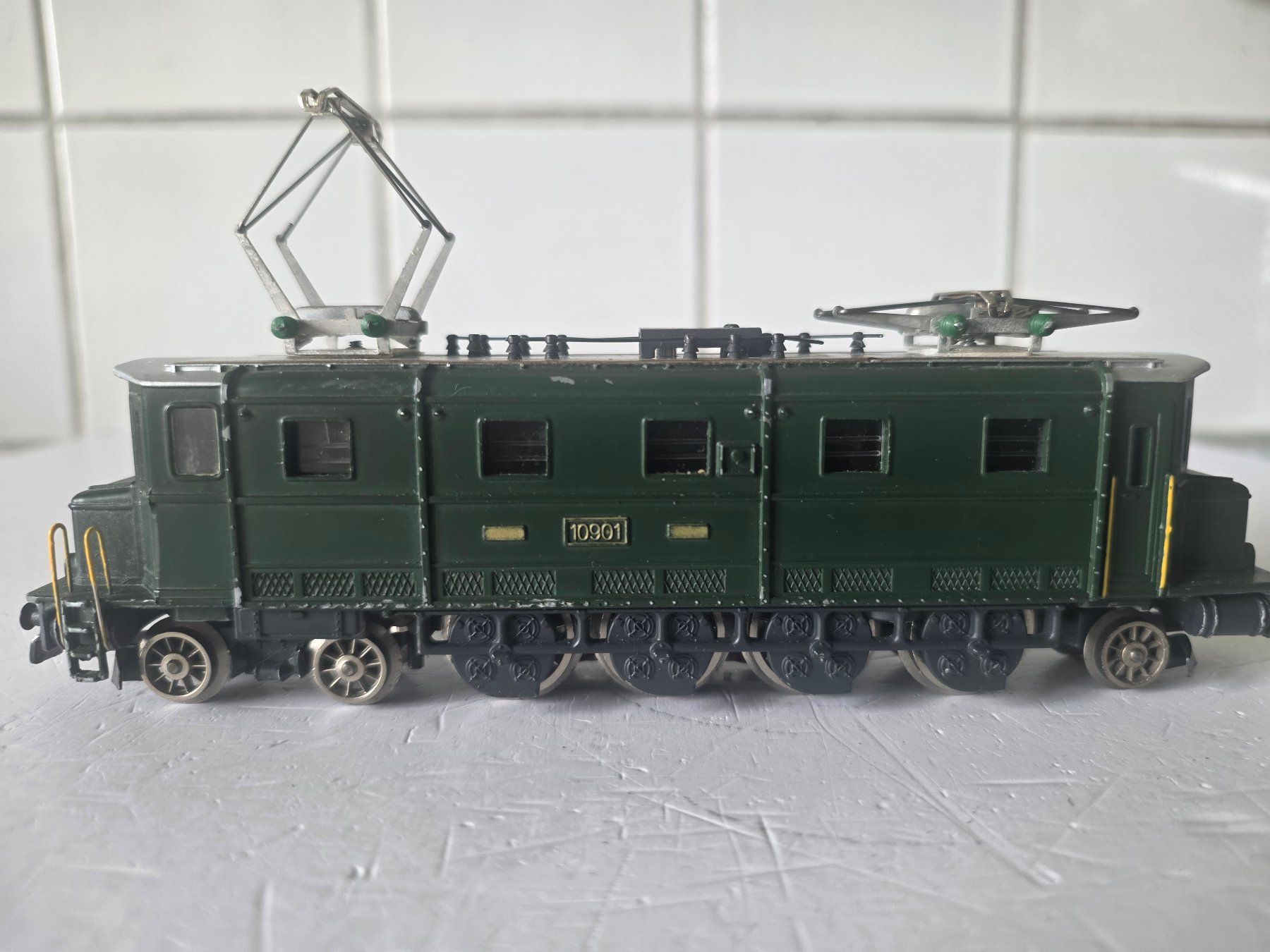 Hag Modellini di ferrovie: E-Lok SBB Ae 4/7, Lok-Nr. 10901 – Usato da Seuzach venduto da Loeckeli01 1