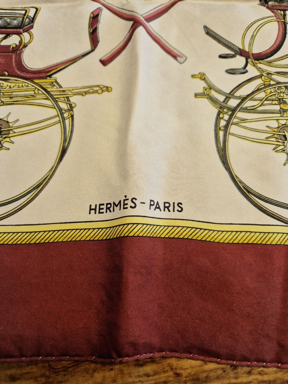 Hermès Foulard & Sciarpe: Hermès Seidentuch "Les Voitures a Transformations" – Usato da Bern venduto da Isabelle20 2