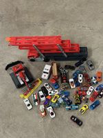 Lot de petites voitures et camion transporteur, jouets