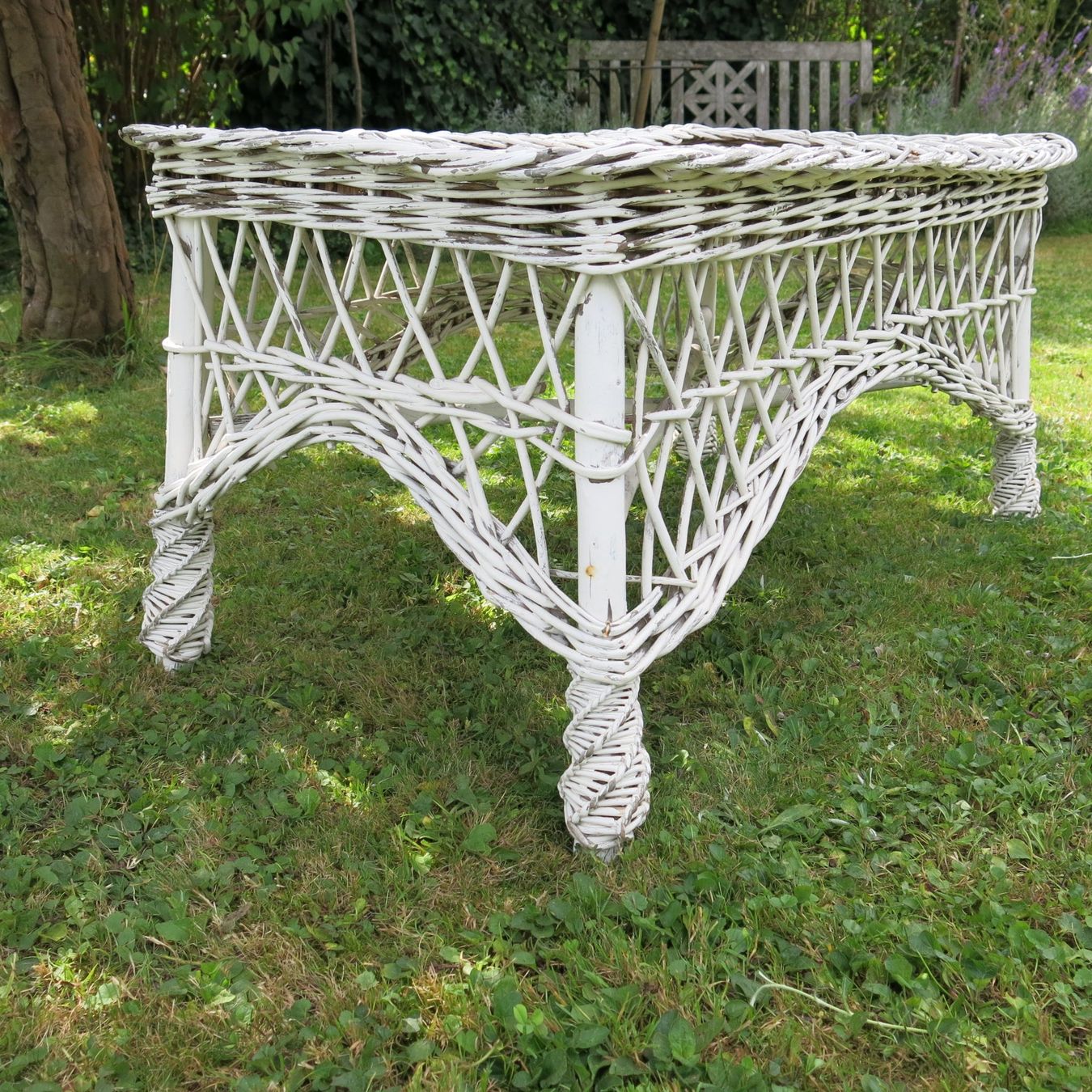 Tische: Korbtisch weiss Original – Gebraucht aus Seltisberg von pipistrumpf