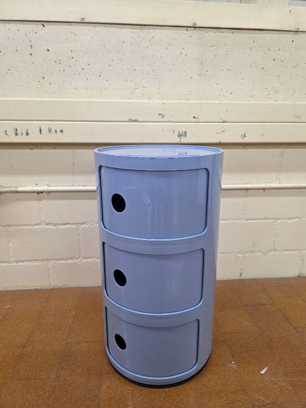 Kartell Comodini: Designer Beistelltisch Kartell Componibili hellblau – Usato da Lichtensteig venduto da UsedIN 1