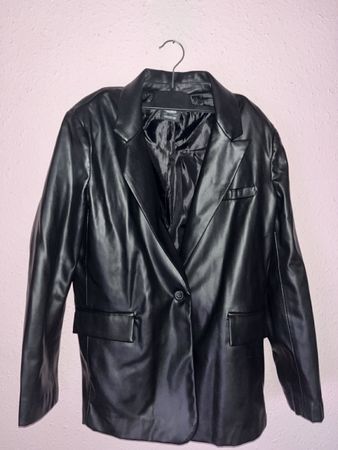 Blazer simili cuir noir, idéal pour un look tendance!