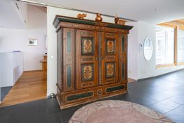 Antiker handgefertigter Bauernschrank von 1797