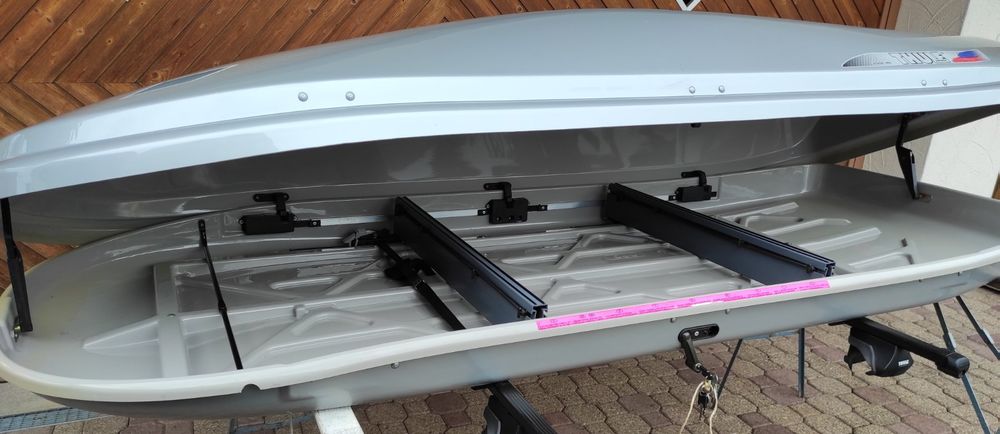 Dachbox auf Auto / Skibox - lizenzfreie Bilder