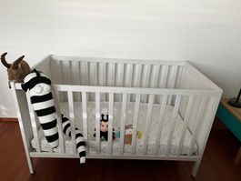 Ikea Babybett Sundvik weiss mit Matraze und Schutz 70x140cm