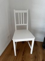 2 weisse Holzstühle