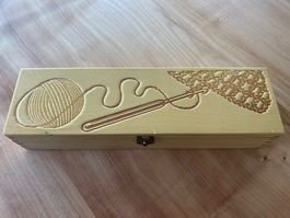 Holzkassette/Holzbox mit Häkel-Motiv,