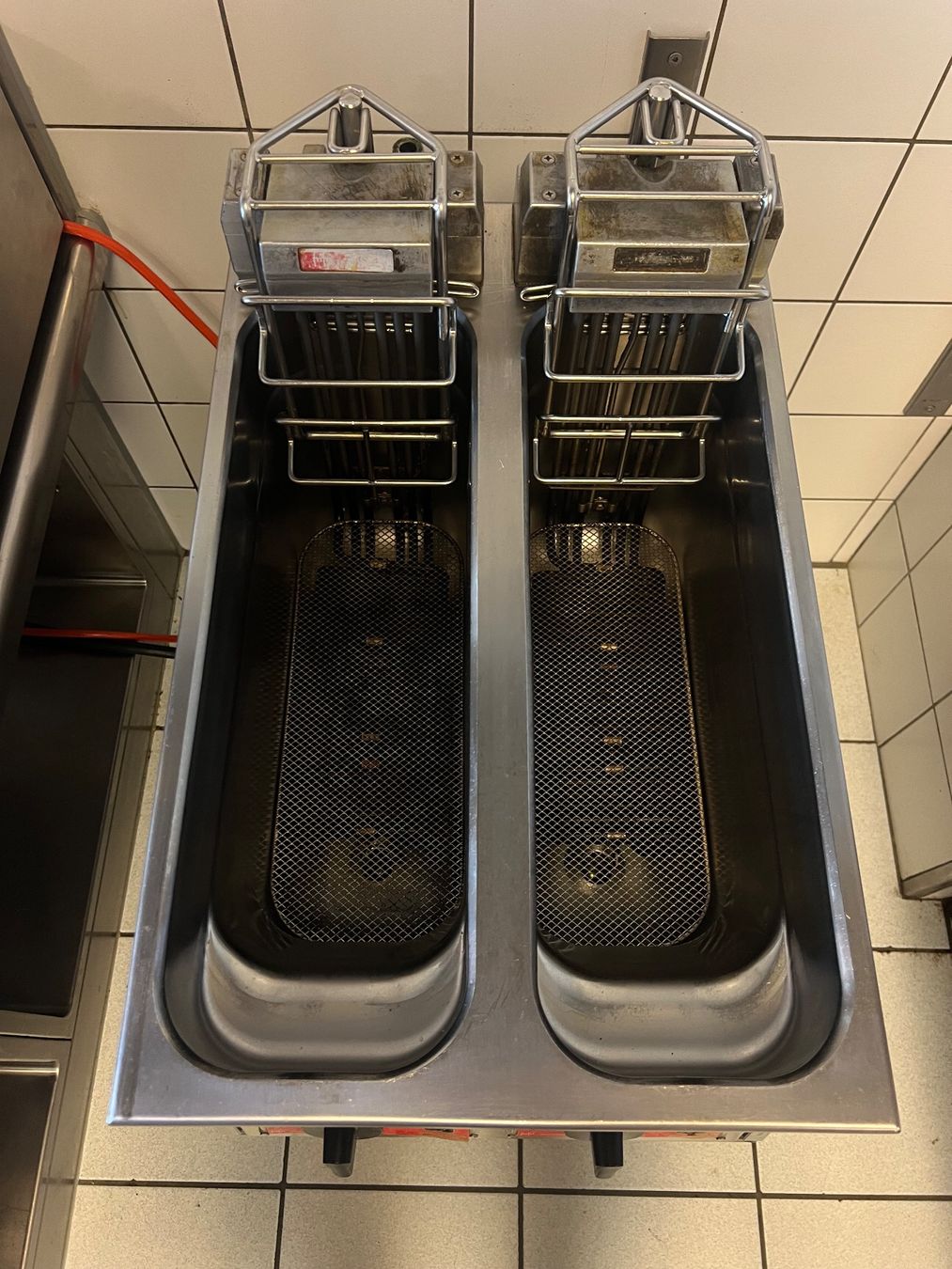 Frifri Küchengeräte: Gastro-Doppelfriteuse Frifri BASIC+ – Gebraucht aus Göschenen von AntjeS02 2