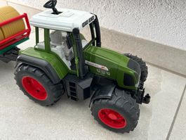 Fendt Traktor mit Ballenpresse und Anhänger