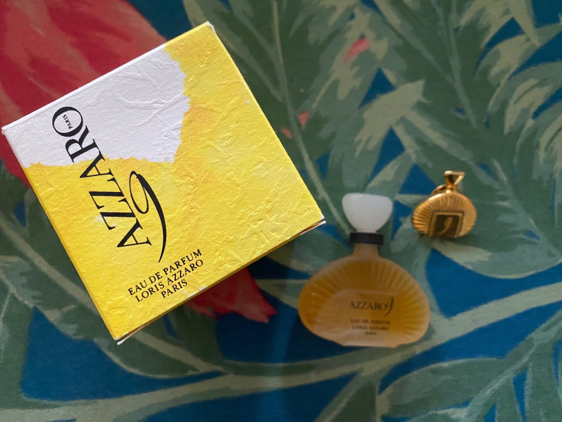 Azzaro Parfums & Eau de Toilette: Miniature Azzaro 9 avec pin's – Neuf avec emballage d'origine à Bouveret par wes_7zll